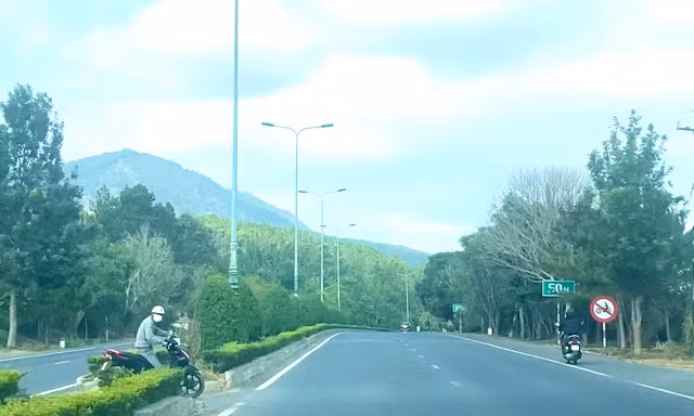Bất chấp biển cấm, nhiều xe máy vẫn lao trên cao tốc Liên Khương - Prenn