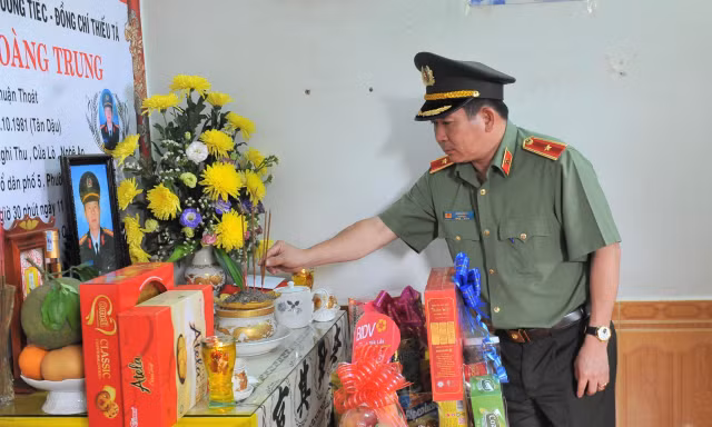 Thiếu tướng Đinh Văn Nơi thăm hỏi gia đình các liệt sĩ vụ tấn công tại Đắk Lắk