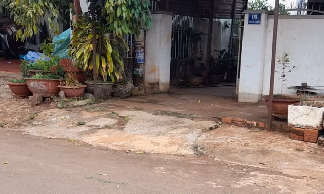 Bé trai sơ sinh bị bỏ rơi bên đường ở Đắk Lắk