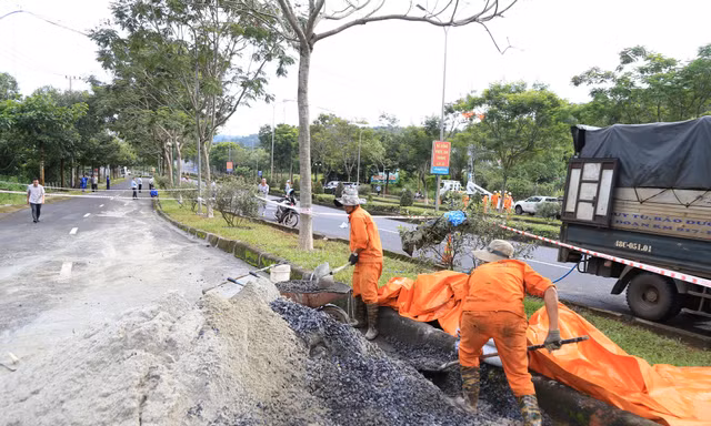 Loạt vết nứt trên đường Hồ Chí Minh qua Đắk Nông được vá