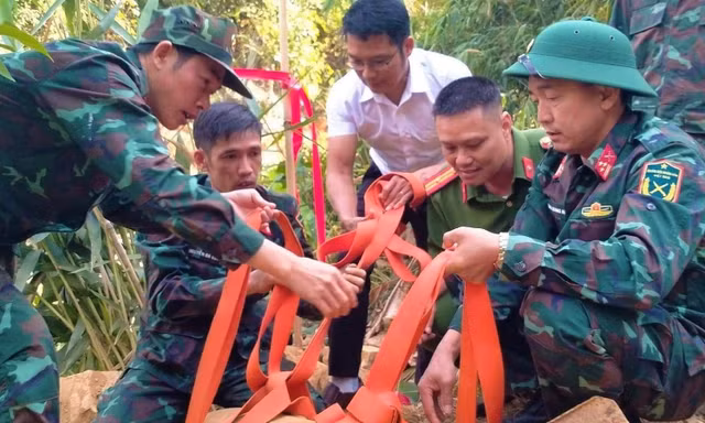 Múc đất trong vườn, tá hỏa phát hiện quả bom 'khủng' còn nguyên ngòi nổ
