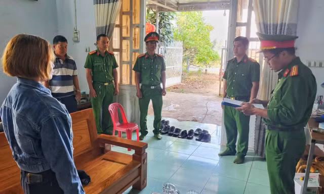 Đối tượng cho vay lãi nặng bị ‘con nợ’ lừa cầm cố nhiều sổ đỏ giả