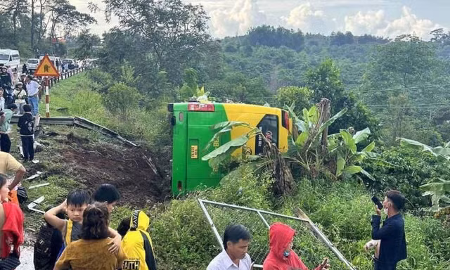 Tai nạn liên hoàn, xe khách bị lật khiến 3 người bị thương