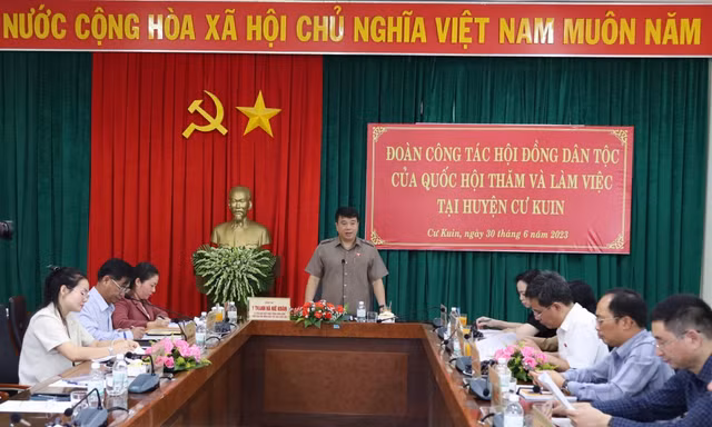Chủ tịch Hội đồng Dân tộc thăm và làm việc tại huyện Cư Kuin 
