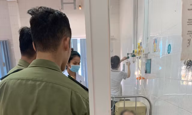 Chờ con dự thi, một phụ huynh bị ngất xỉu, phải cấp cứu