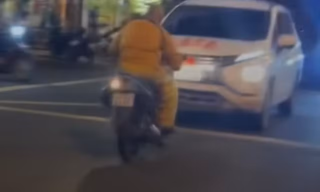 Xác minh clip một người mặc trang phục thầy tu, đầu trần đi xe máy