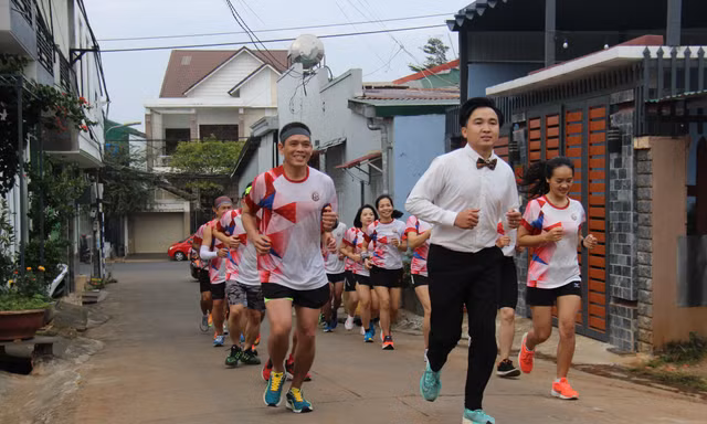 Chú rể cùng 30 người chạy bộ hơn 31 km đi đón dâu