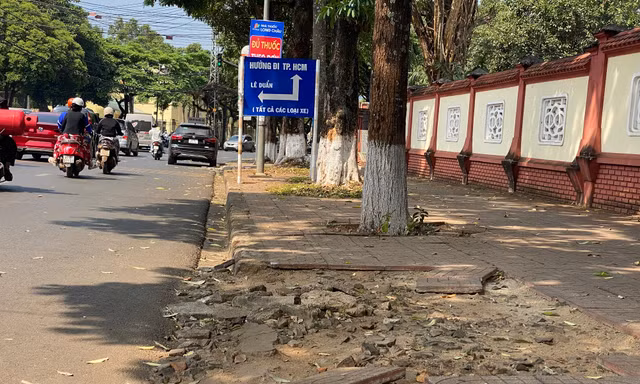 Vỉa hè nhiều nơi ở thủ phủ cà phê bị xuống cấp, hư hỏng
