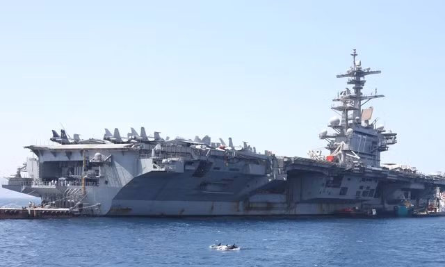 Tàu sân bay USS George H.W. Bush của Mỹ trong một lần cập cảng Haifa, Israel
