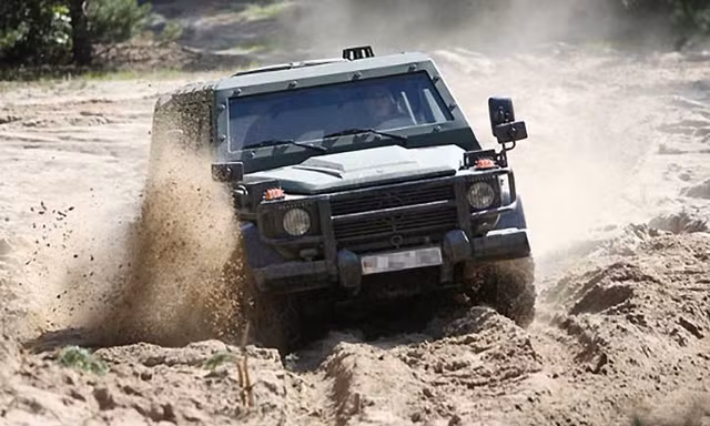 Đi tuần tra với xe siêu sang Mercedes G-class