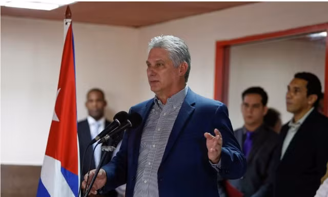 Chủ tịch Diaz-Canel nói chuyện với các bác sỹ Cuba hôm 23/11 tại Havana (Reuters)