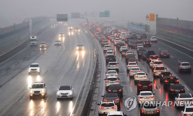 Người dân Hàn ùn ùn về quê mong kịp giao thừa