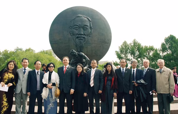 Ngày nào cũng có đông đảo bà con kiều bào tới tượng đài viếng Bác