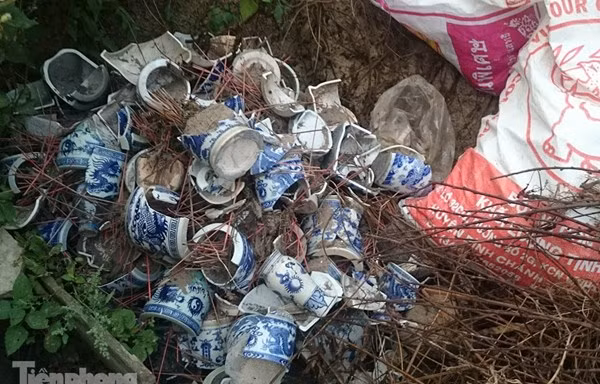 Hơn 300 bát hương bị đập vỡ