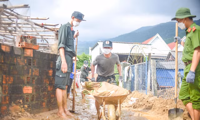 Huy động lực lượng giúp đỡ người dân khắc phục sạt lở ở núi Cấm.