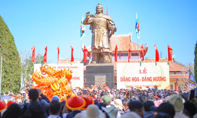 Nghìn người chen chân tại lễ hội Đống Đa