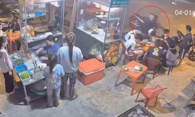 CLIP: Người đàn ông đánh tới tấp bé trai giữa đường ở Bình Định