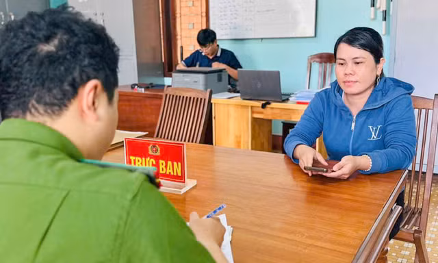 Tài khoản ngân hàng của nữ thợ may ở Bình Định bất ngờ ‘nhảy số’ dư 300 triệu đồng