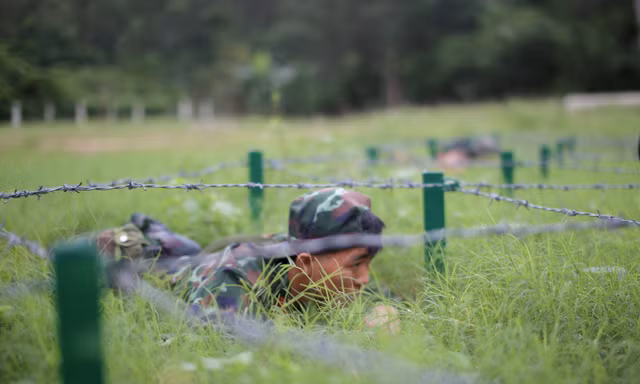Bộ đội trinh sát vượt tường cao, luồn qua hàng rào gai rèn luyện 'tinh thần thép'