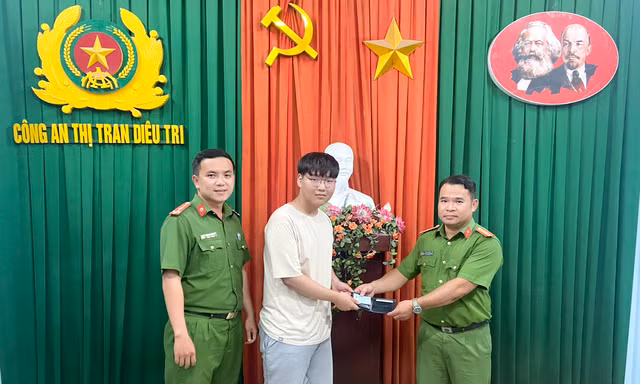 Sau 2 giờ nhận tin báo, công an tìm lại được tài sản cho người nước ngoài bị mất tại sân ga