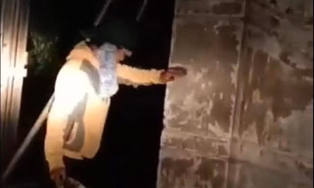 Phẫn nộ người phụ nữ đổ phân lên cháu bé 2 tuổi. Ảnh cắt từ clip