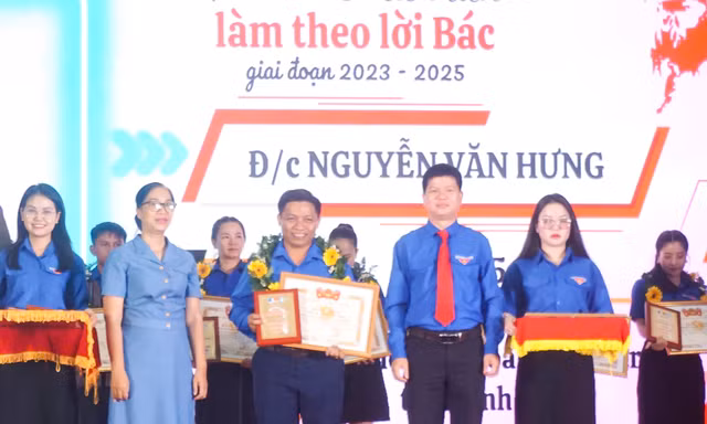 Thanh niên tiên tiến làm theo lời Bác thắp sáng những vùng quê