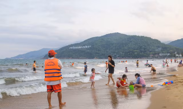 Liên tục cứu nhiều người tắm biển đuối nước ở Quy Nhơn