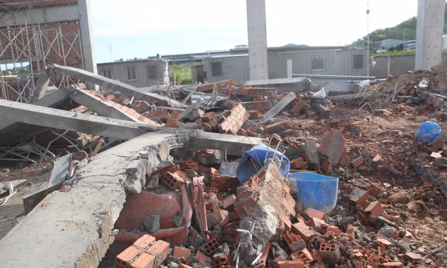 Vụ sập tường khiến 5 người chết ở Bình Định: Bắt tạm giam quản lý dự án, giám đốc công ty xây dựng