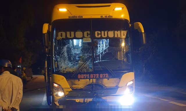 Xe máy va chạm với ô tô khách, 3 thanh niên tử vong tại chỗ