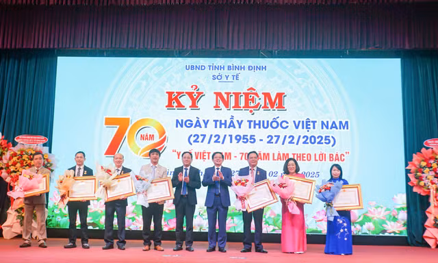  Trao quyết định của Chủ tịch nước cho 7 Thầy thuốc Ưu tú ở Bình Định