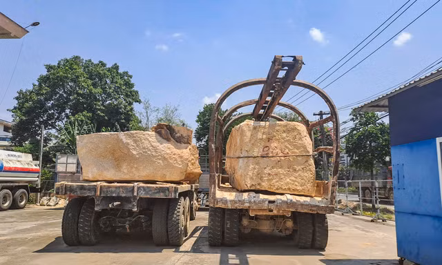 'Đá tặc' liên tiếp khoét rỗng núi Hòn Chà 