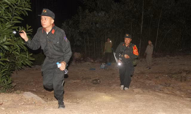 Khen thưởng cảnh sát cơ động leo núi, xuyên đêm chữa cháy rừng ở Bình Định