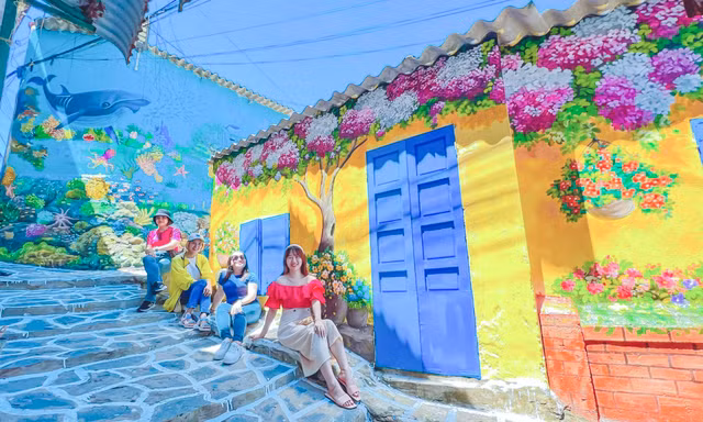 Những bức bích họa thơ mộng ở làng chài Nhơn Lý