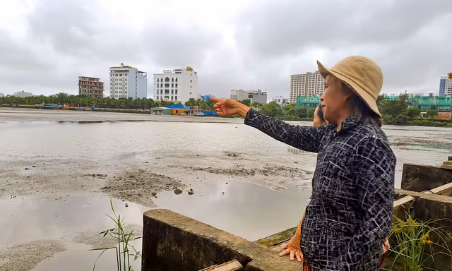 Cận cảnh khúc sông bị quây lấp chứa bùn khiến cuộc sống người dân đảo lộn 