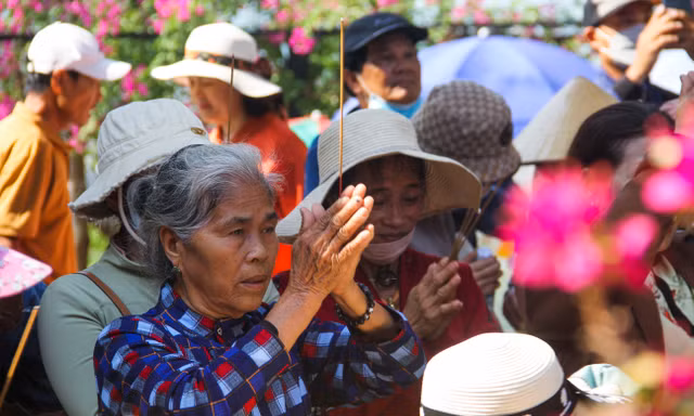 Hàng nghìn người chen chân đi lễ chùa Ông Núi