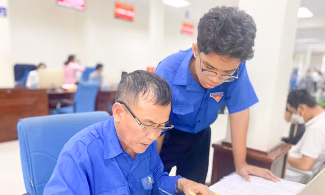 Tuổi trẻ Gia Lai thường trực hỗ trợ người dân những ngày đầu thực hiện chính quyền 2 cấp