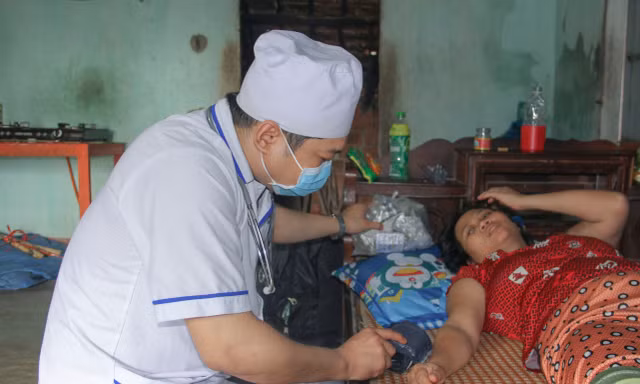 Mới nhất chuyện nữ sinh lớp 9 'bom hàng': Bác sĩ đến nhà khám, đưa bệnh nhân đi điều trị