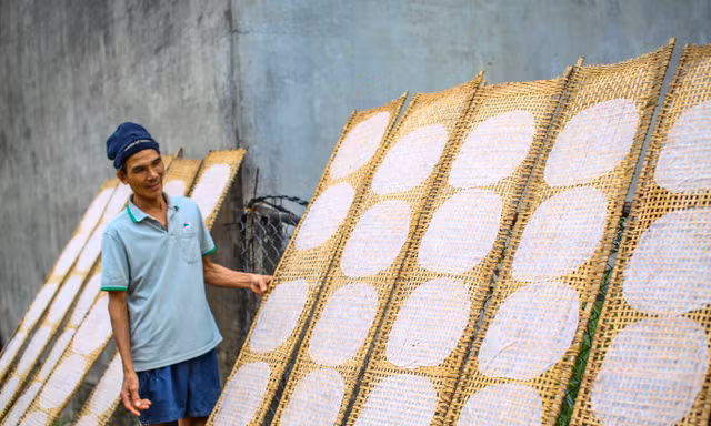 Làng bánh tráng nức tiếng Bình Định tranh thủ nắng ráo nổi lửa kịp phục vụ Tết