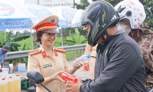 CSGT hỗ trợ nước uống, đổ xăng miễn phí cho người dân trở lại làm việc sau Tết