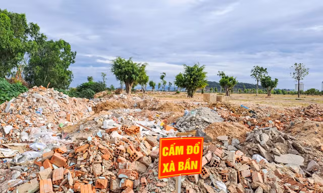 Xà bần chất thành 'núi' ngay cửa vào dự án khu đô thị nghìn tỷ ở Bình Định