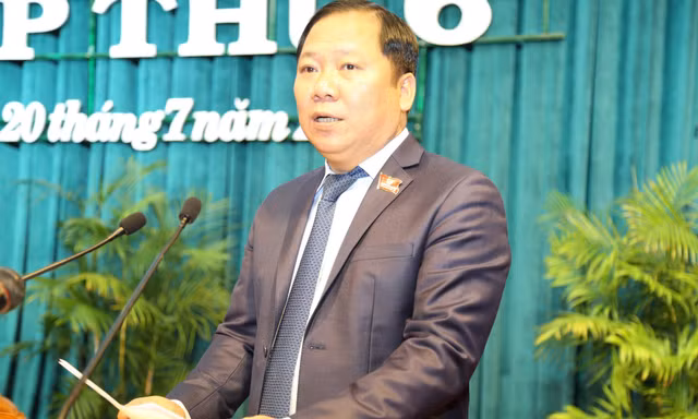 Hàng loạt nhân viên y tế nghỉ việc, Chủ tịch tỉnh Bình Định nói gì?