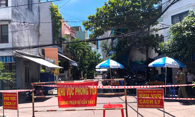 Khu vực phong tỏa ở phường Hải Cảng. Ảnh: N.L