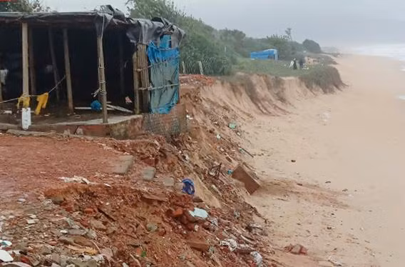 Bờ biển bị sóng 'gặm nát', sơ tán khẩn cấp các hộ dân