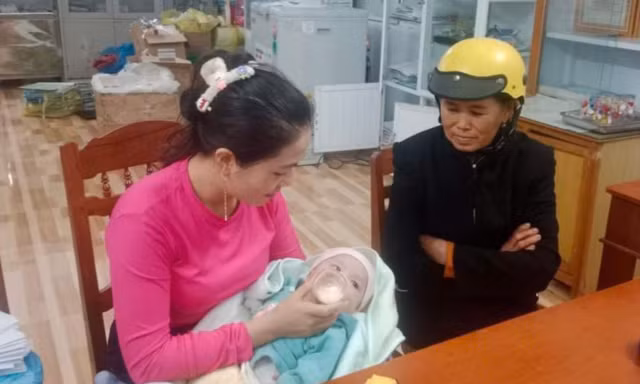 Bình Định: Bé gái 4 tháng tuổi bị bỏ rơi trước nhà dân