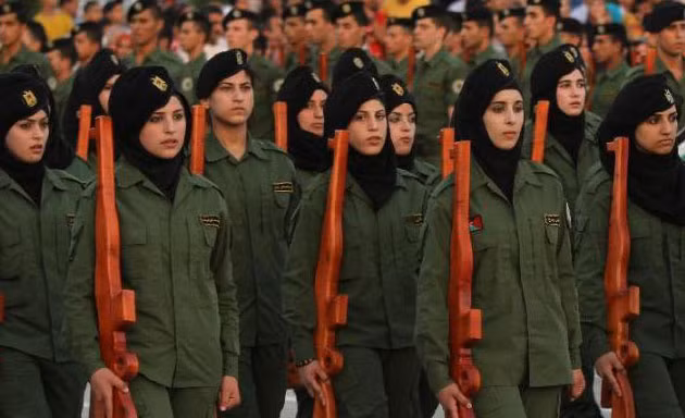 Nữ sinh trường Quân sự Palestine duyệt binh ngày tốt nghiệp