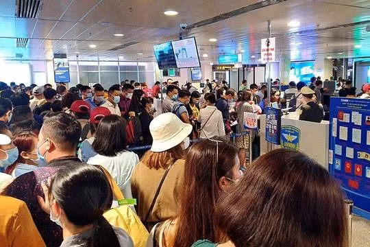Sân bay Tân Sơn Nhất liên tục kẹt cứng trong nhiều ngày, lo ngại ùn tắc lớn dịp nghỉ lễ