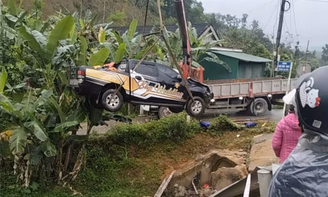 Xe máy va chạm ô tô bán tải, 3 người thương vong