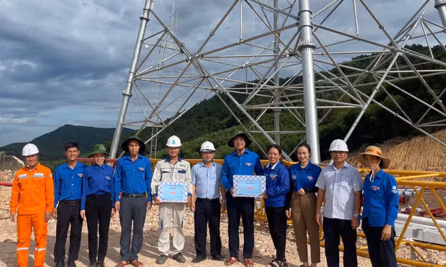 Gần 700 thanh niên Hà Tĩnh tham gia hỗ trợ thi công đường dây 500kV