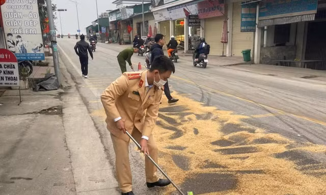 Cảnh sát giao thông rải vỏ trấu, xúc cát xử lý dầu loang trên quốc lộ
