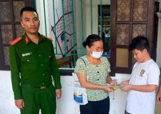 Nam sinh lớp 6 trả lại hơn 50 triệu đồng cho người đánh rơi